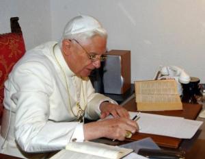pope-benedicts-at desk